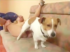 Masturbandose mientras el perro le penetra el culo