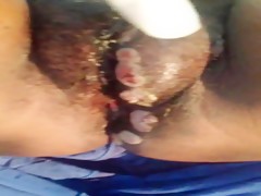 Me ayudan a follar con el animal